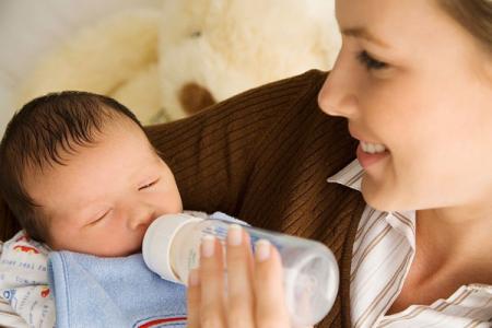 Lây sâu răng khi không vệ sinh núm vú bình đúng cách